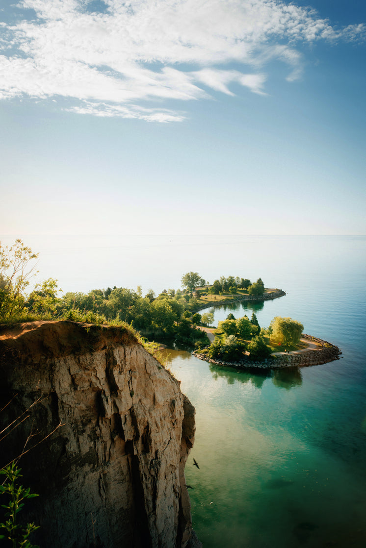 lakeside-cliffs-and-blue-sky.jpg?width=7