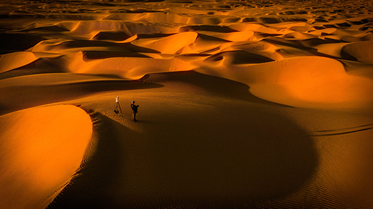 沙丘景观与摄影师在视图