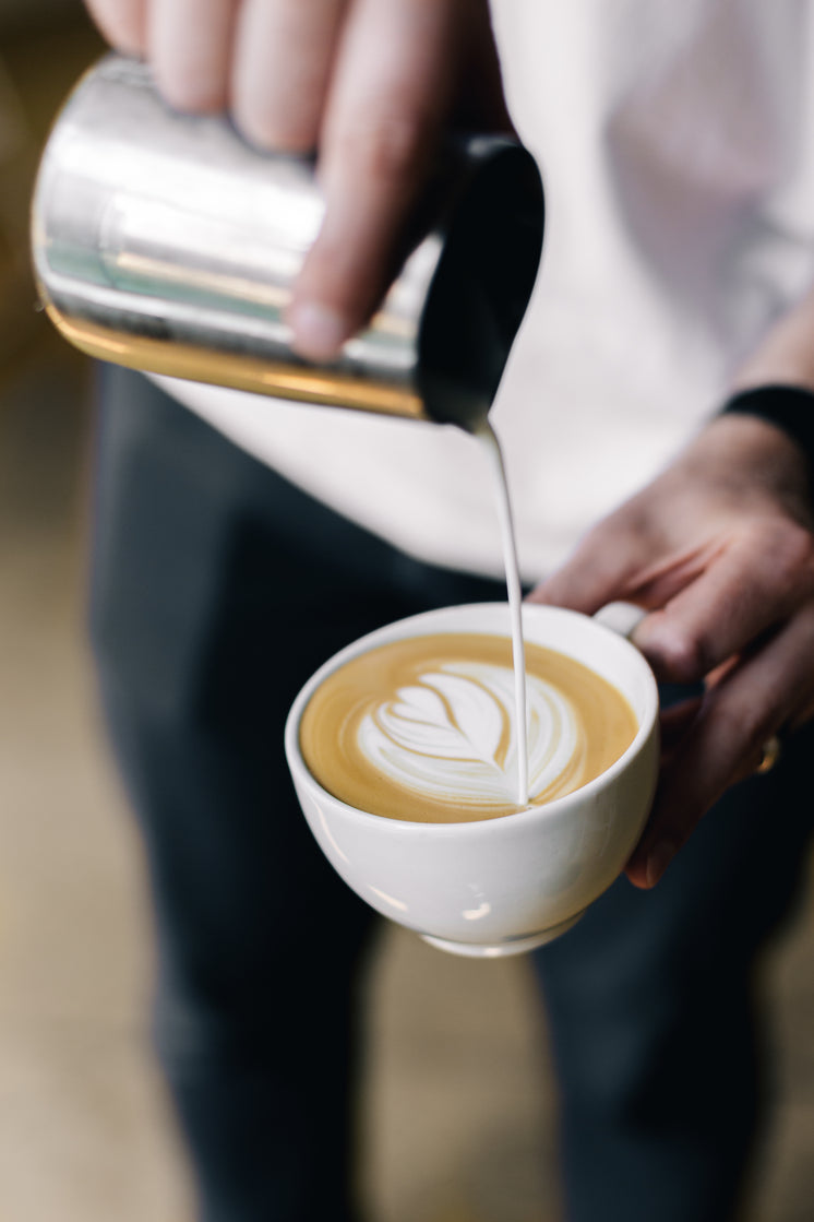 latte-art-pour-portrait.jpg?width=746&format=pjpg&exif=0&iptc=0