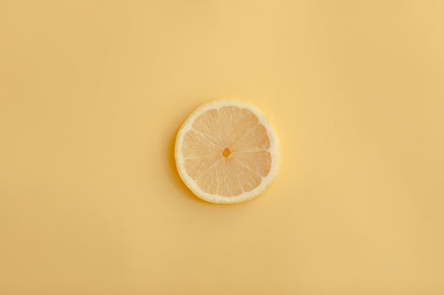 fatia de limão sobre fundo amarelo