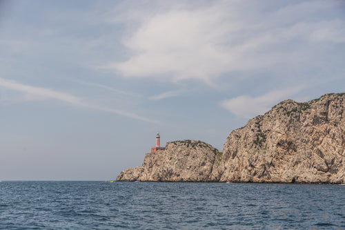 意大利岩石悬崖上的灯塔