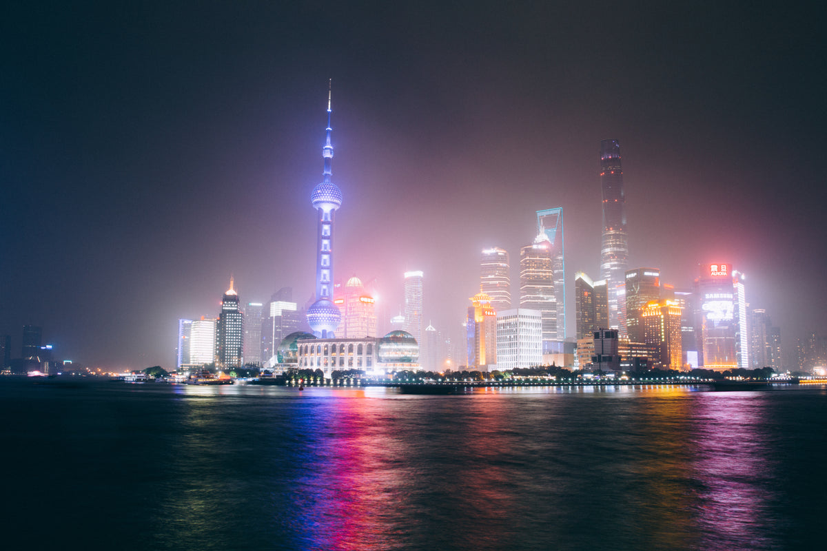 灯光从上海的天际线照耀