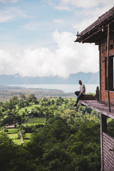 Free Livin On The Ledge Photo — High Res Pictures
