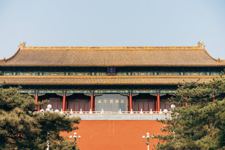 long-chinese-temple-with-golden-rooftops