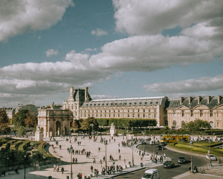louvre-park-and-grounds-in-france.jpg?width=746&format=pjpg&exif=0&iptc=0