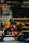 luchador holds opponent in headlock