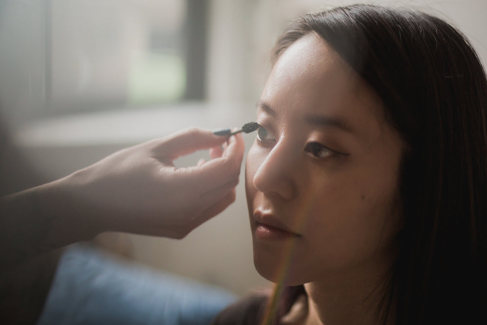 makeu artist using mascara