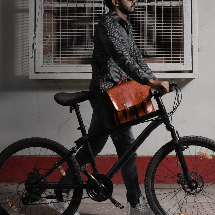 man-biking-with-leather-messenger-bag.jpg?width=746&format=pjpg&exif=0&iptc=0