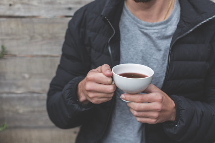 男子捧茶杯