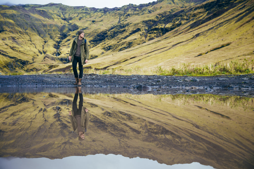 homem e seu reflexo em um lago