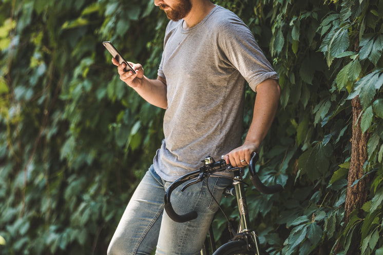 man-on-iphone-outside.jpg?width=746&form