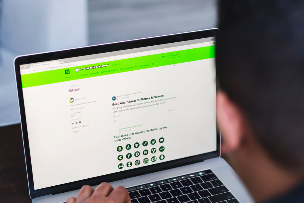 man reading hackernoon bitcoin article
