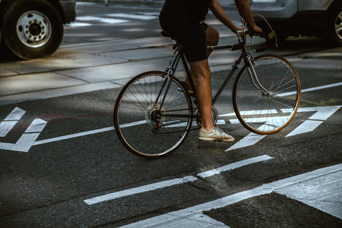 男子骑在城市自行车道