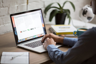 homem usando um macbook air