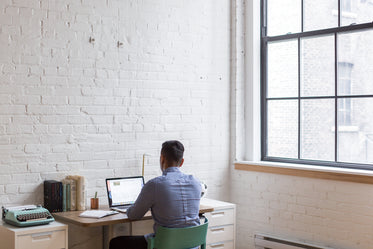 homem trabalhando em uma startup