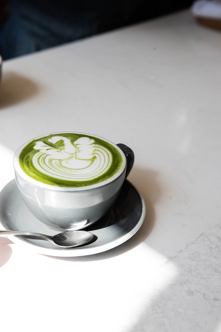 matcha-latte-in-a-grey-mug-on-a-white-ta