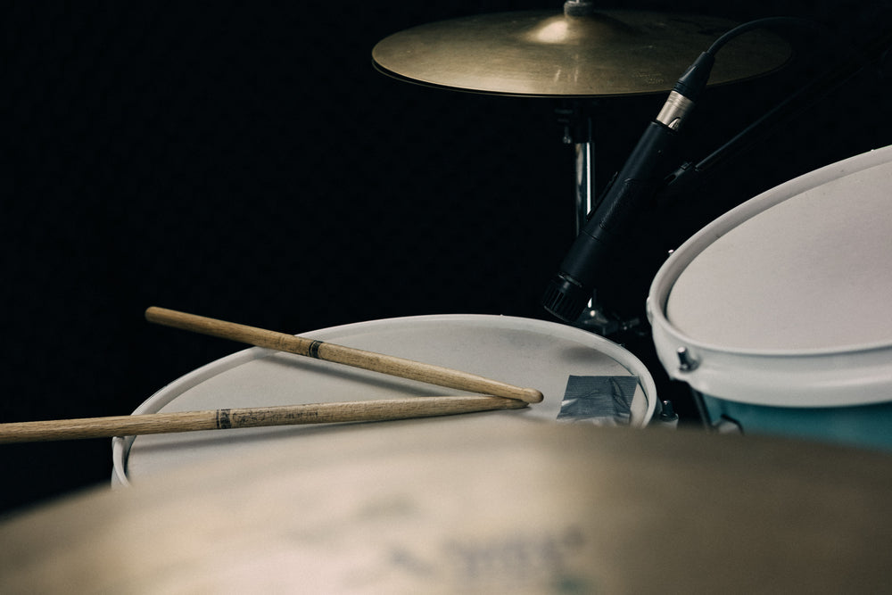 microphone on snare drum