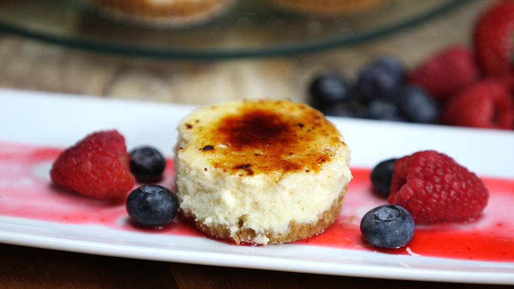 mini cheesecake with berries