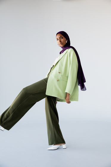 model in spring modest fashion