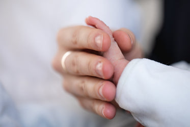 mom and newborn hands