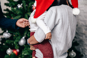 mãe e filho admiram a árvore de natal