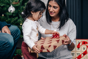 mãe e filho abrem os presentes de natal