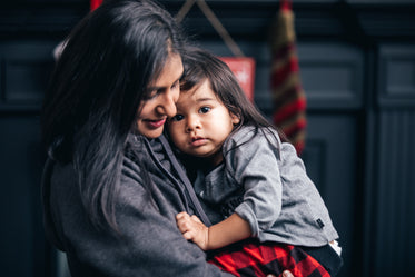 mãe abraça o filho