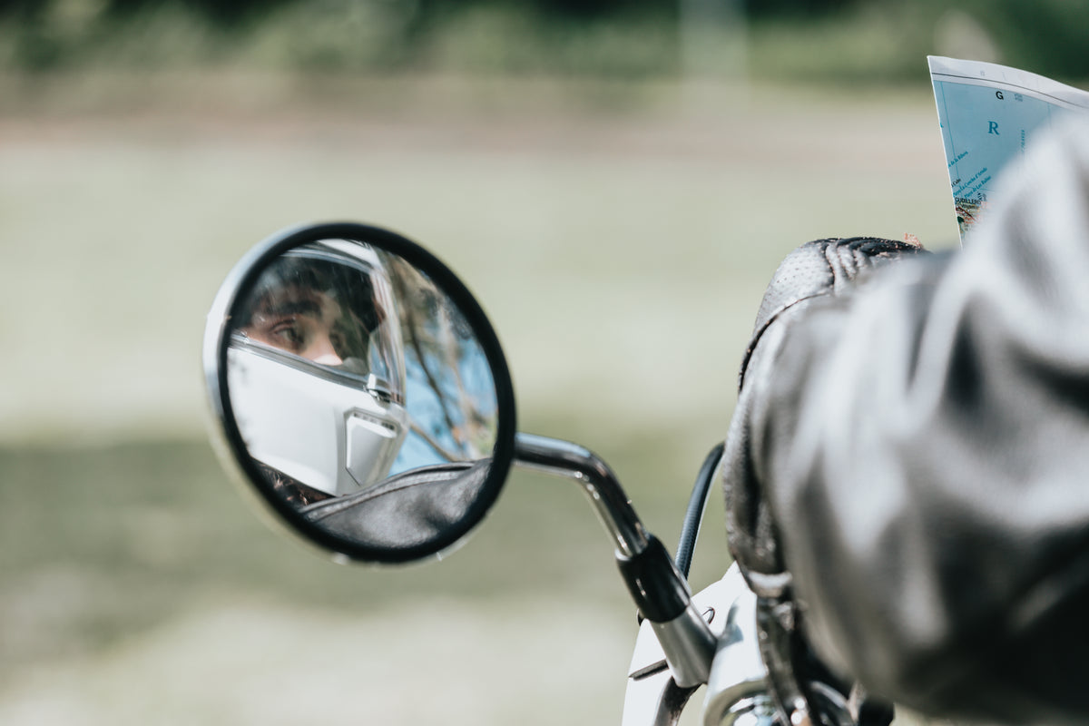 摩托车镜子显示男性肩膀