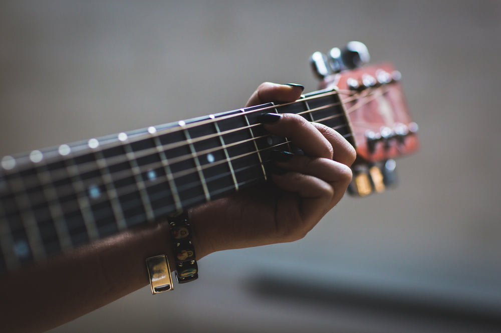 pessoa tocando guitarra