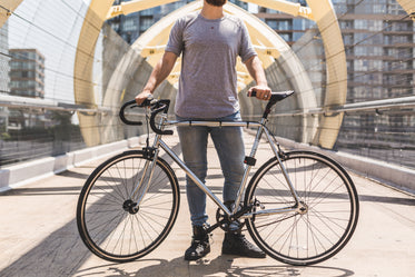 bicicleta nova na estrada