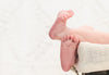 pés de bebê recém-nascido
