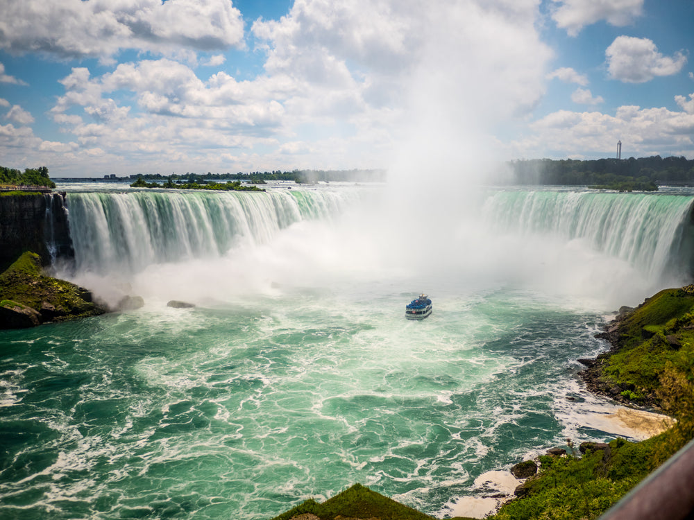 niagara falls in sunshine