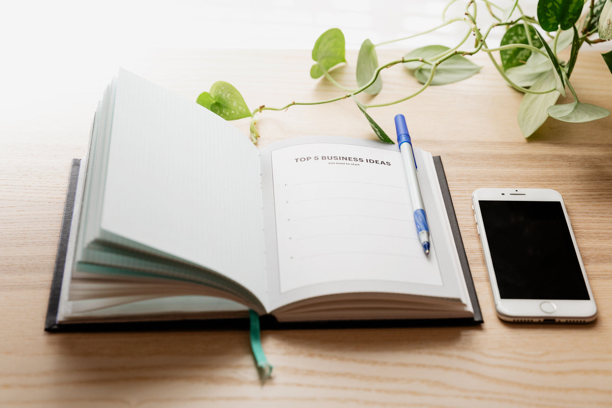 Cuaderno abierto con una lista de ideas de negocio