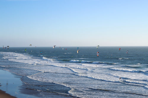 ocean waves kites surfing