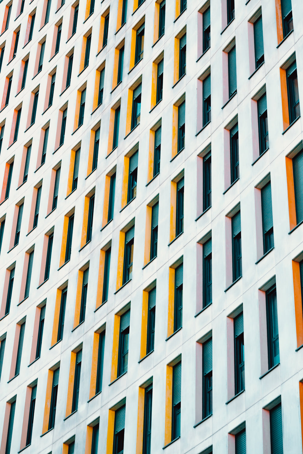 padrão de janelas artísticas coloridas de um prédio
