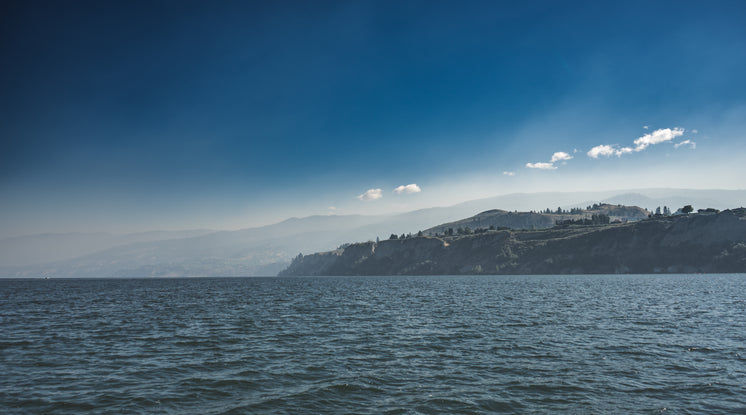 penticton-wineries-overlook-okanagan-lak