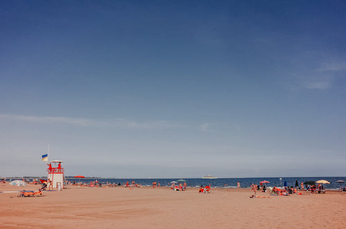 人们在海滩上享受晴朗的一天