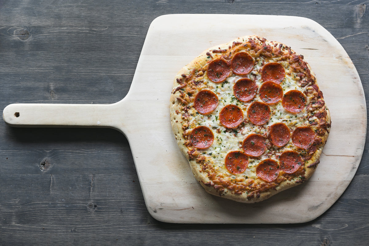 木板上的意大利辣香肠披萨