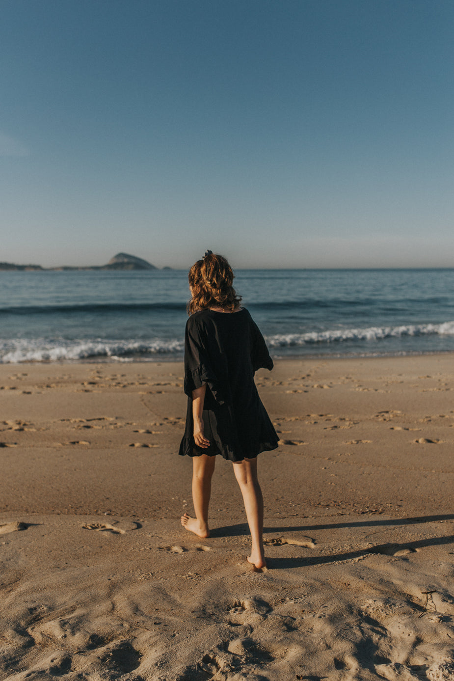 black dress beach photoshoot Black dresses never disappoint #blackdress #beach #beachvibes #photo # photoshoot #beachpic #outfit #brunette #explore #explorepage #exploremore #foryou