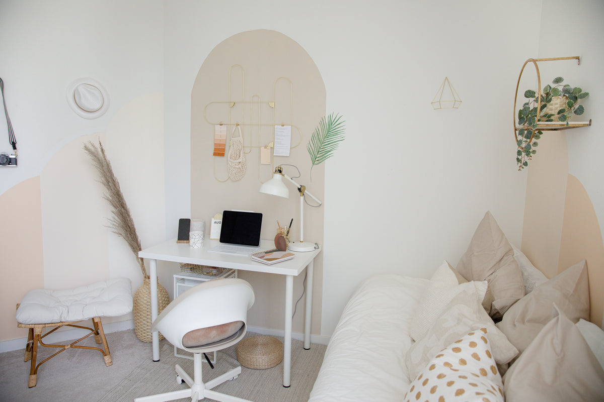Oficina en casa con laptop y pared beige