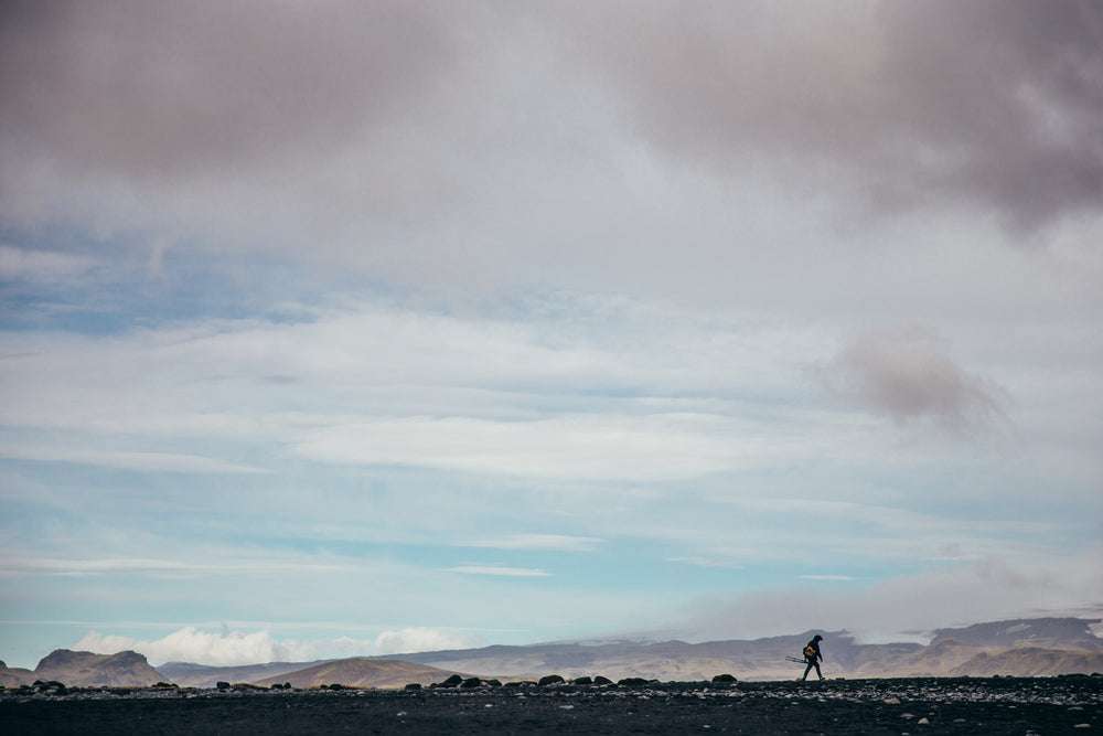 fotógrafo caminhando em planície da islândia
