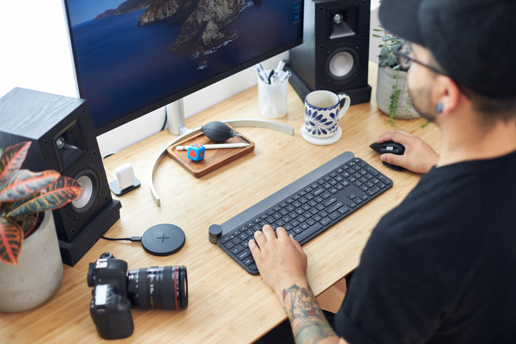 photographer-working-at-his-desk.jpg?wid
