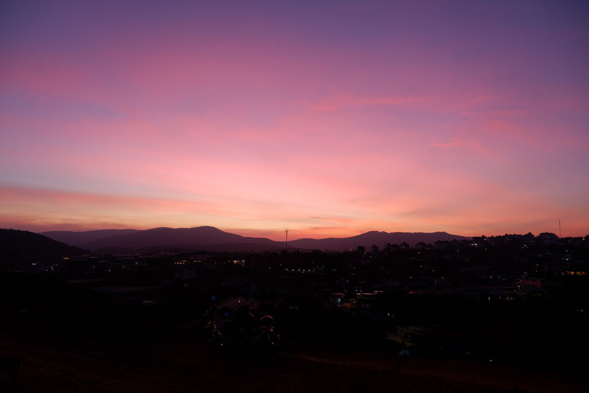 太阳落山后，小镇的天空呈粉红色和紫色