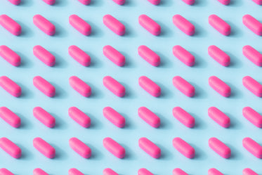 padrão de pílulas rosas em uma superfície azul clara