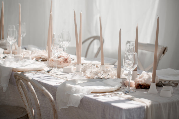 pink-wedding-table-setting-with-crystals.jpg?width=746&format=pjpg&exif=0&iptc=0