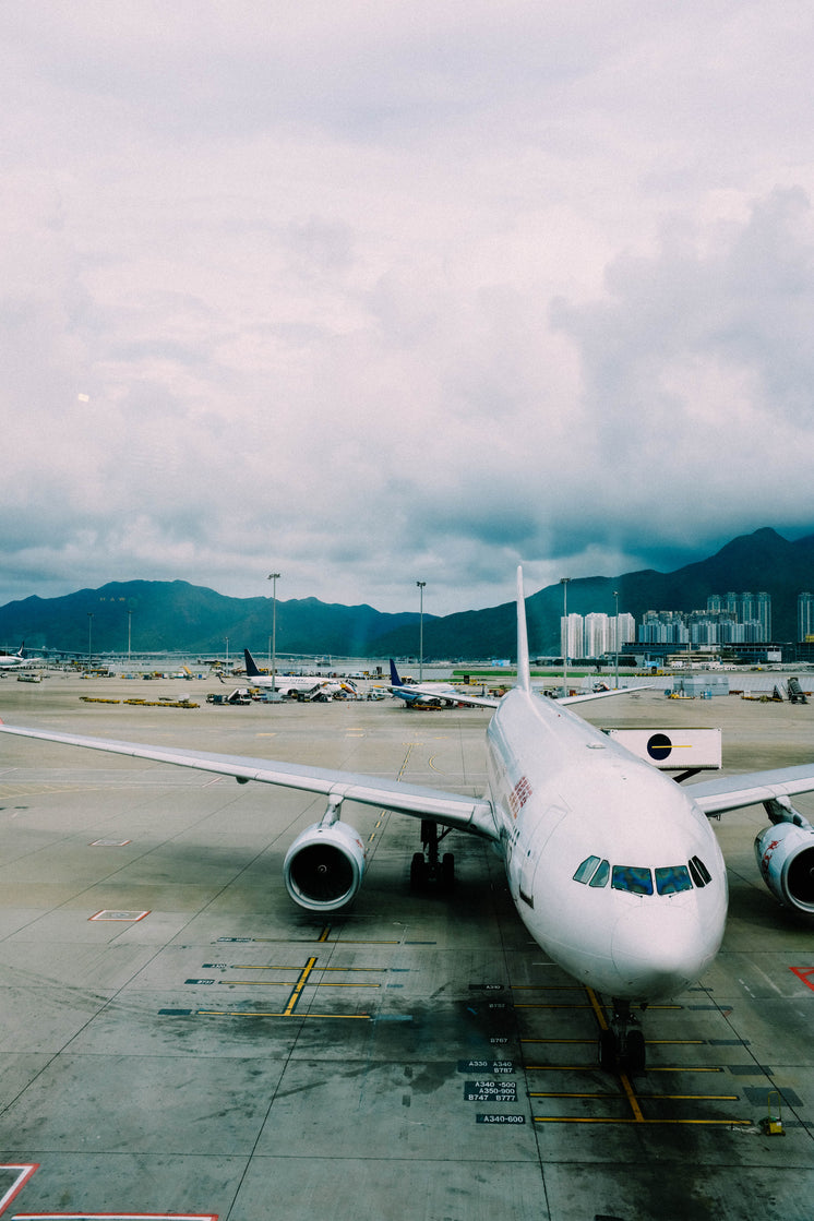 planes-at-the-airport.jpg?width=746&form