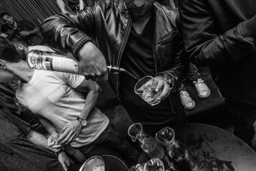 Free Pouring Party Drinks Photo — High Res Pictures
