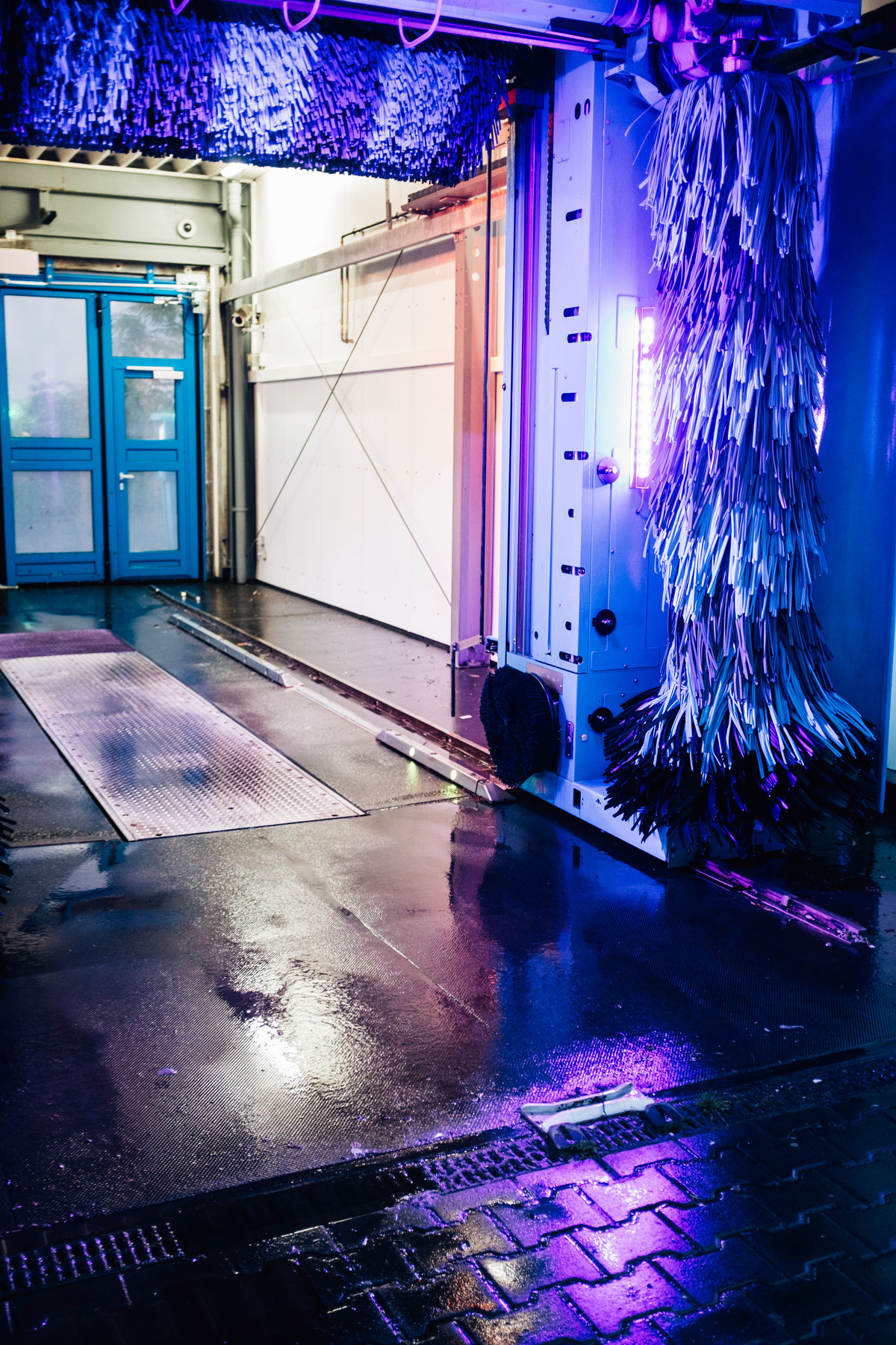 洗车房的内部有紫色和蓝色的光