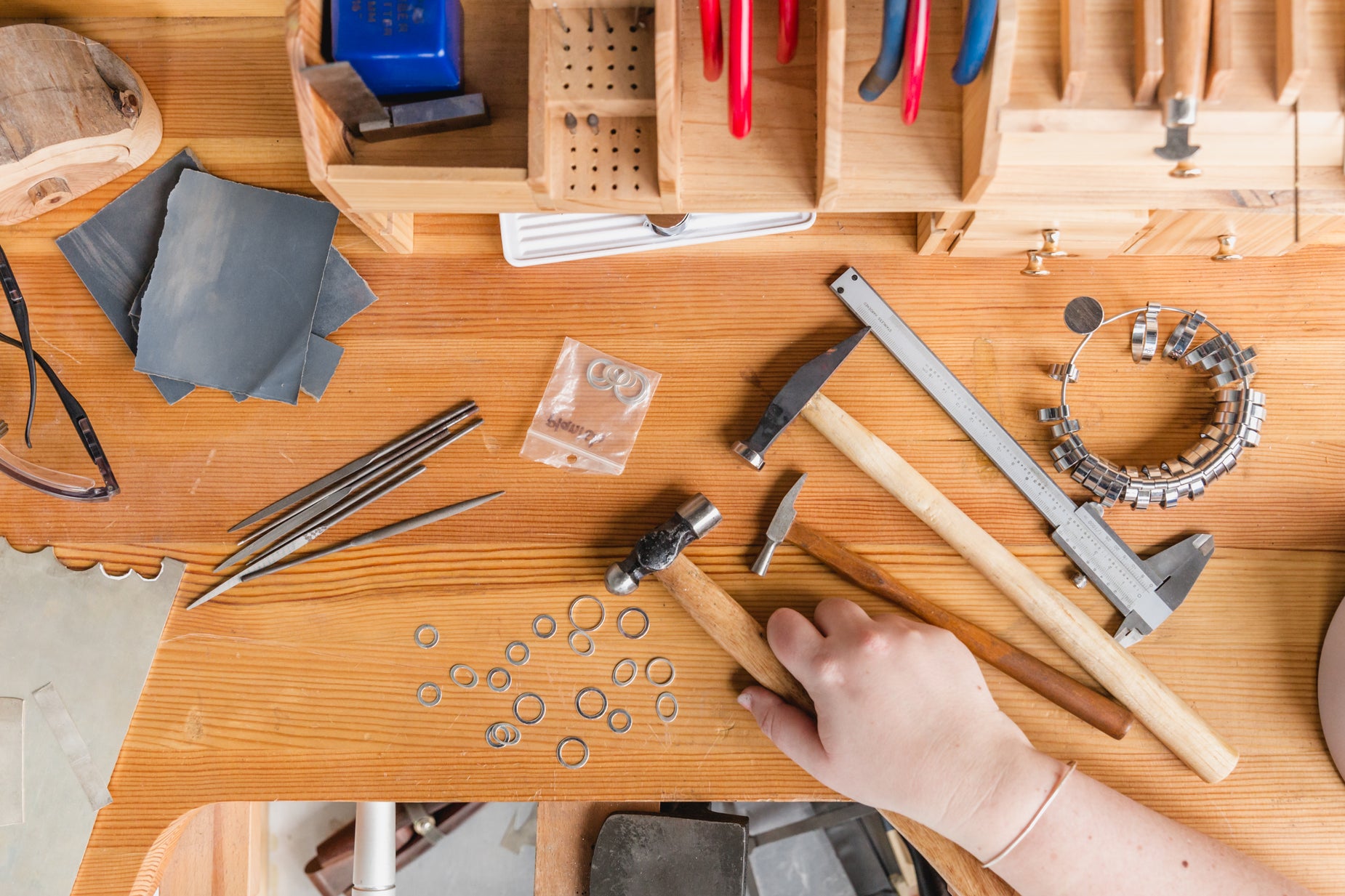 High Res Reaching For Tools Picture — Free Images