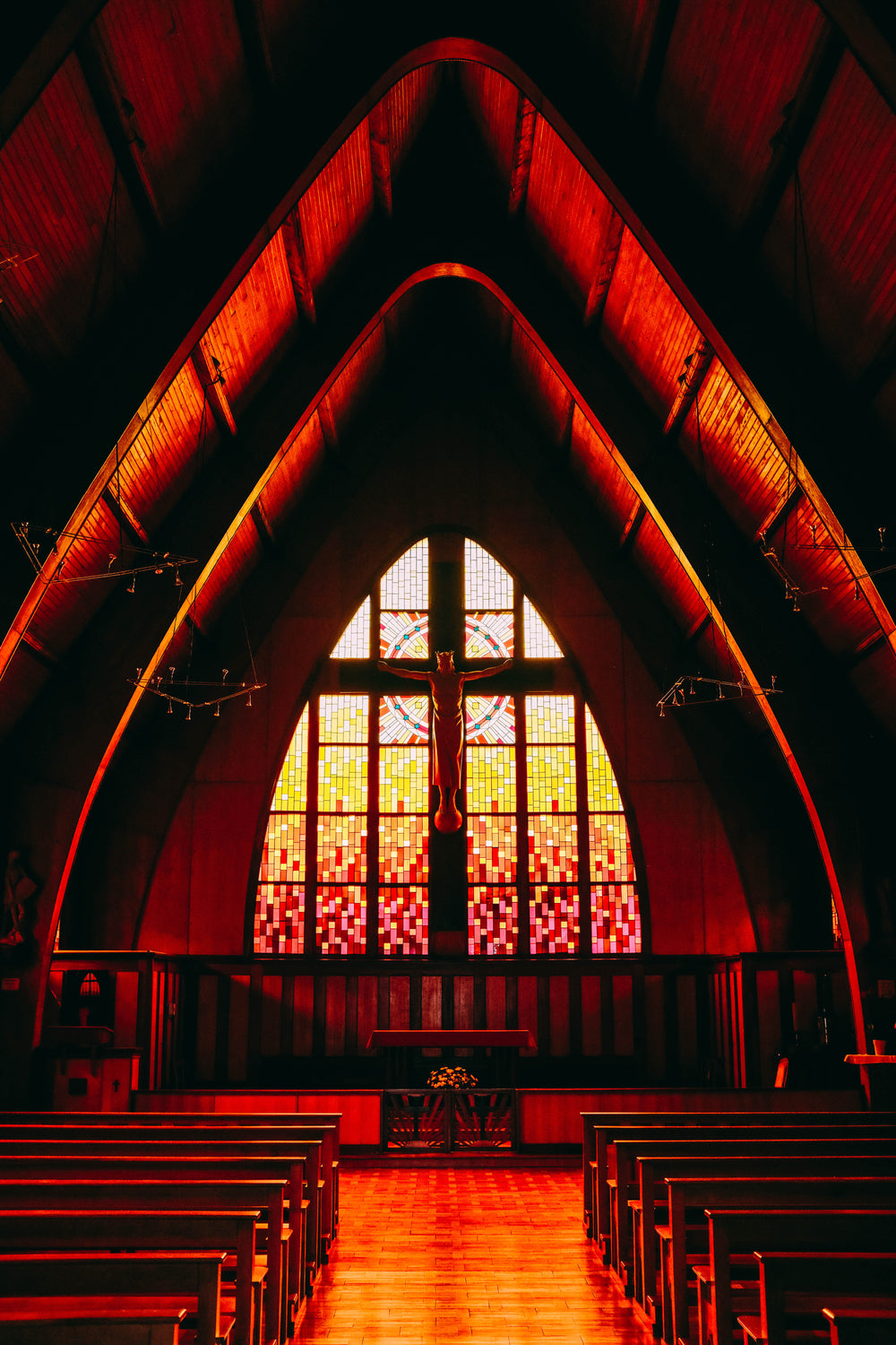 luz amarela e vermelha na igreja